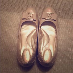 Nude wedge shoe with bow accent